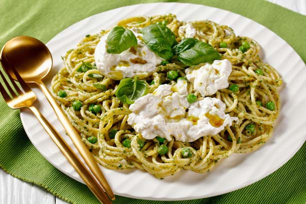 Spaghetti Aglio With Green Peas in white plate